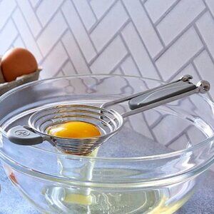 NIB~PAMPERED CHEF~Stainless Steel Folding Egg Separator